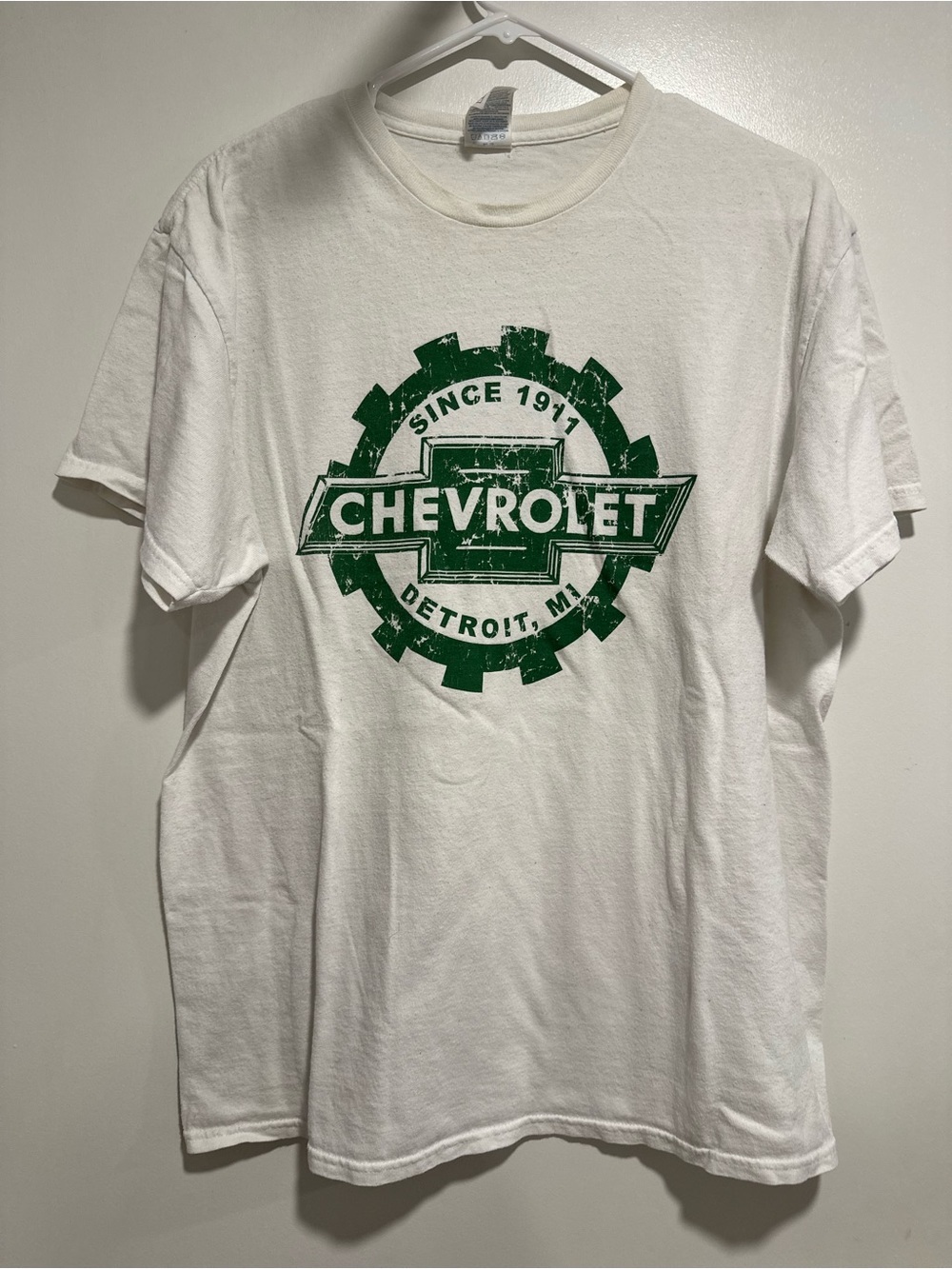 Vintage Delta Sz:L white Chevrolet bowtie green gear emblem Detroit graphic tee.